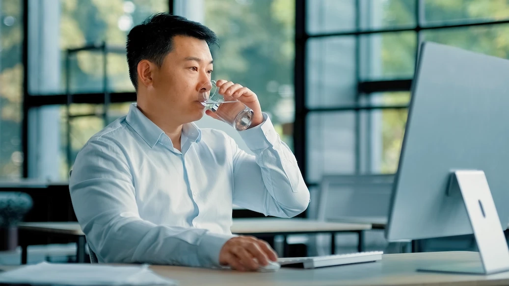 20260310_133010_20260120-163218-asian-korean-man-drink-scale-1.webp
